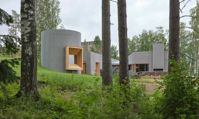 V lesích u muzea ve finském Mänttä vznikla Art Sauna s výhledem na přilehlé jezero