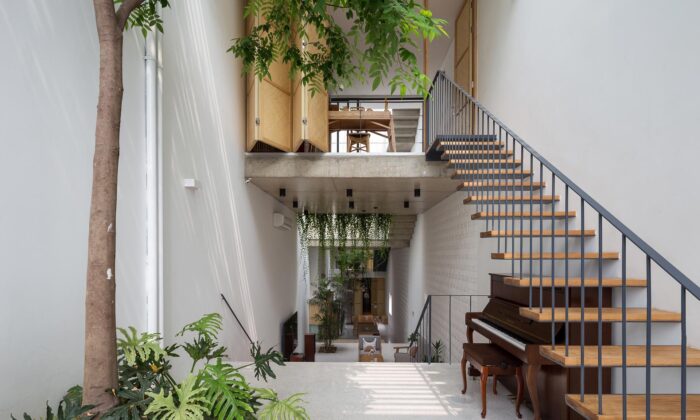 Hanojský rodinný dům od českých architektů má šířku jen čtyři metry a rostou v něm stromy