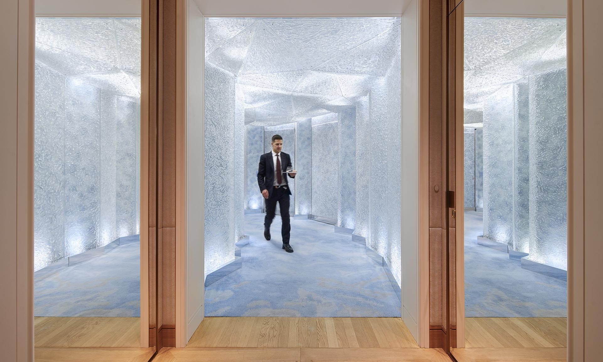 Il marchio ceco Lasvit realizza una grotta di ghiaccio e diverse altre installazioni per la boutique Cartier di Ginevra – DesignMag.cz