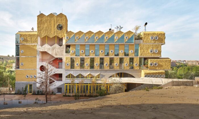 Madridská škola Reggio chce rozmanitou architekturou vzbudit v dětech touhu po zkoumání