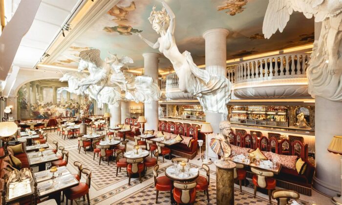 Interiér restaurace Bacchanalia je vyzdoben pěticí obřích starověkých soch od Damiena Hirsta