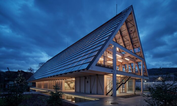 Sídlo společnosti Kloboucká lesní dostalo tvar tradičního stavení s prosklenou sedlovou střechou