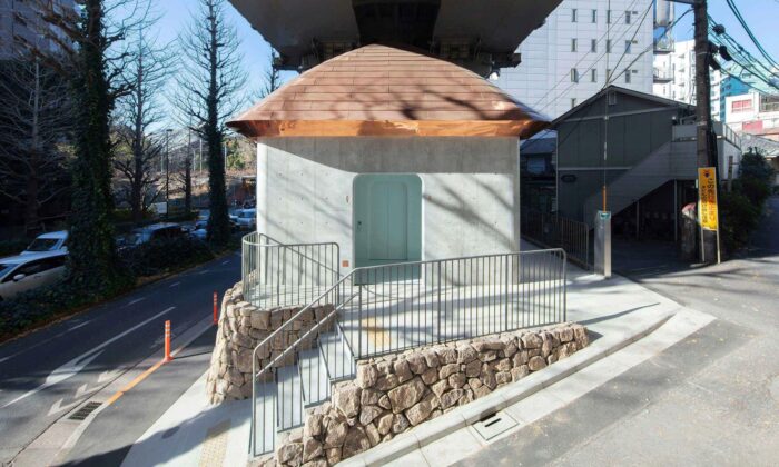 Marc Newson postavil veřejné toalety jako malou chaloupku s futuristickým interiérem