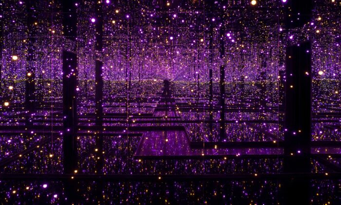 Yayoi Kusama vytvořila ze zrcadel dvě nekonečné místnosti naplněné miliony teček a lustry