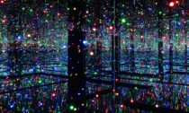 Yayoi Kusama a ukázka z výstavy Infinity Mirror Rooms