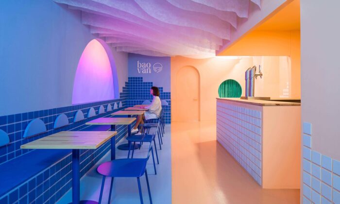 Interiér restaurace Baovan má pestře barevný interiér s opakujícím se motivem půlměsíce
