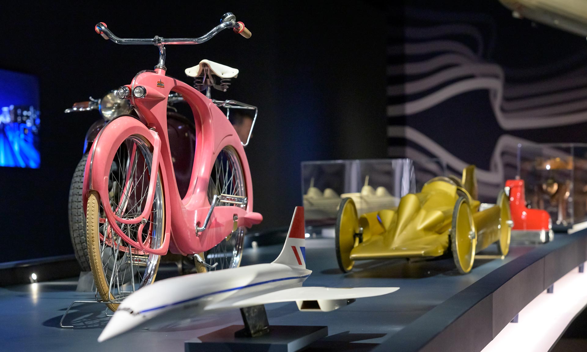 Velká výstava ukazuje vývoj aerodynamického designu na dopravních prostředcích i obyčejných předmětech