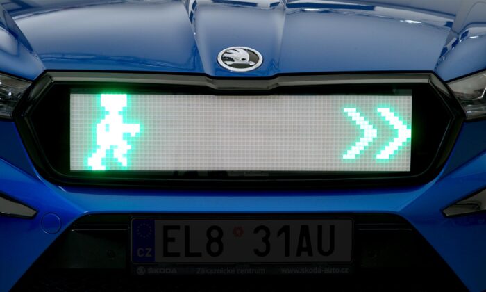 Škoda Auto testuje chytrou masku a robota pomáhajícímu na přechodech chodcům