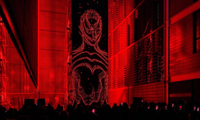 Červená multimediální instalace Monolith vzdává čest kultovnímu Kubrickovu filmu 2001