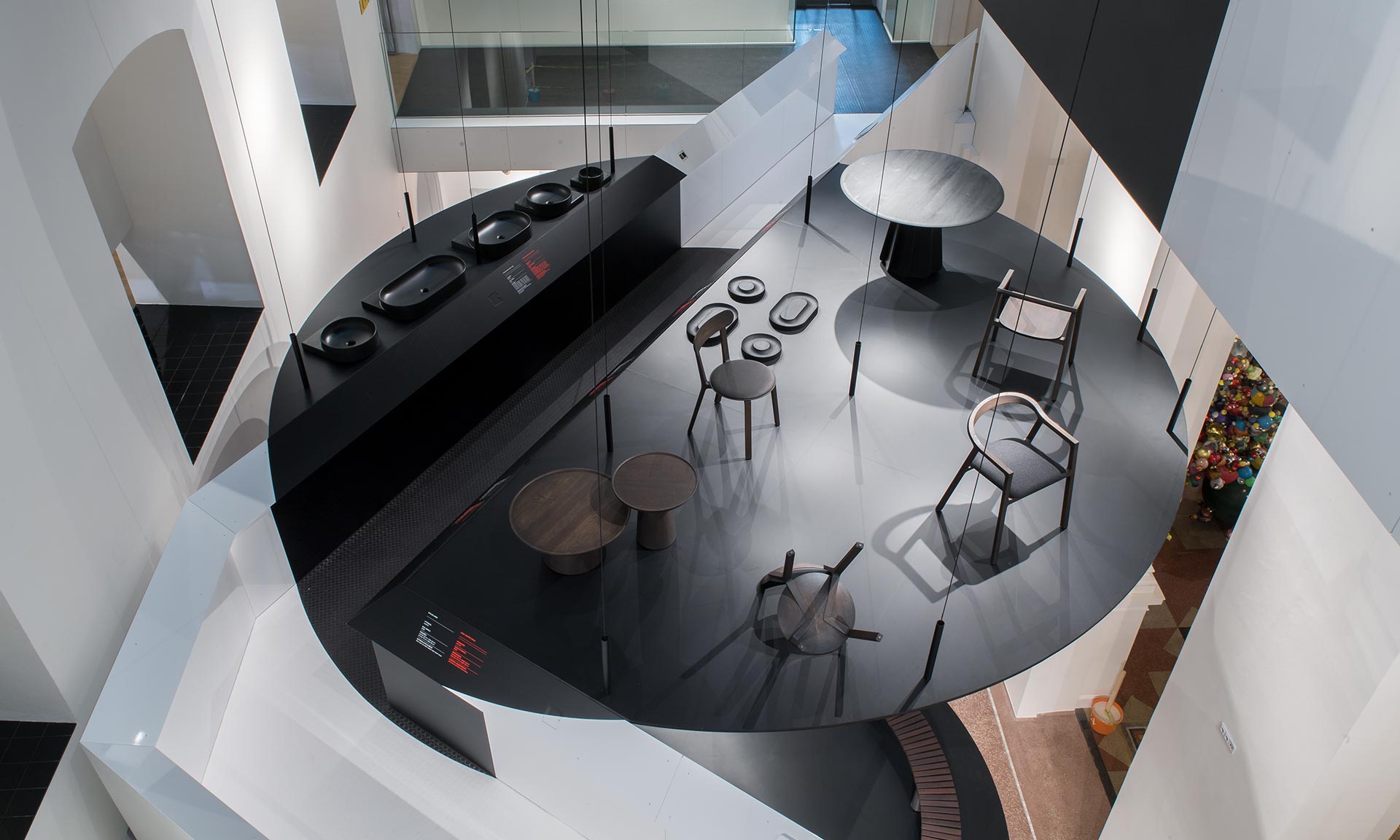 Vrtiška e Žák hanno vestito di nero la mostra di design di Za e hanno mostrato le lampade e le panche all’interno – DesignMag.cz