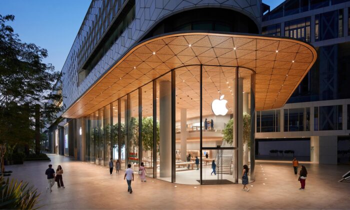 Apple otevřel v Bombaji svůj první indický obchod s dřevěným stropem z 1 000 dřevěných desek