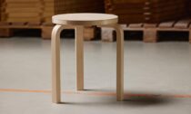 Legendární stolička Stool 60 od Alvara Aalta