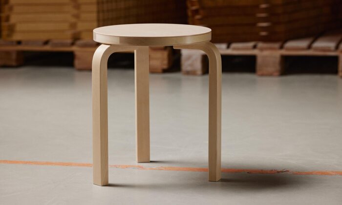 Artek slaví 90 let nepřetržité výroby legendární stoličky Stool 60 od Alvara Aalta