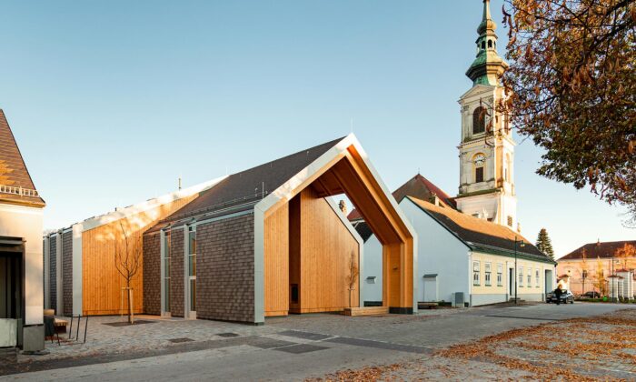 Kousek od českých hranic vybudovali Rakušané komunitní centrum zdánlivě rozdělené na šest domů
