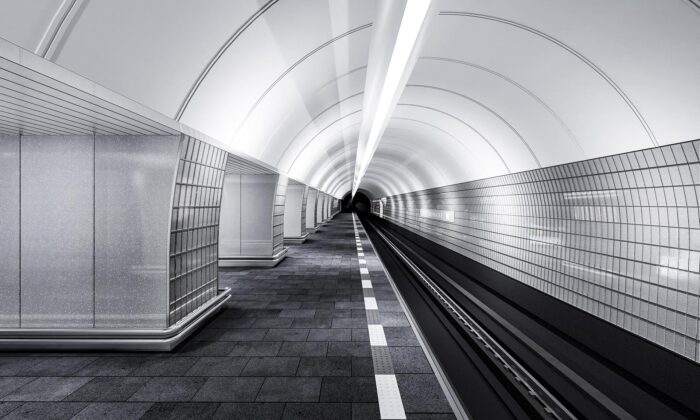 Maxim Velčovský navrhl pro stanici metra Českomoravská nové skleněné obklady s bublinami