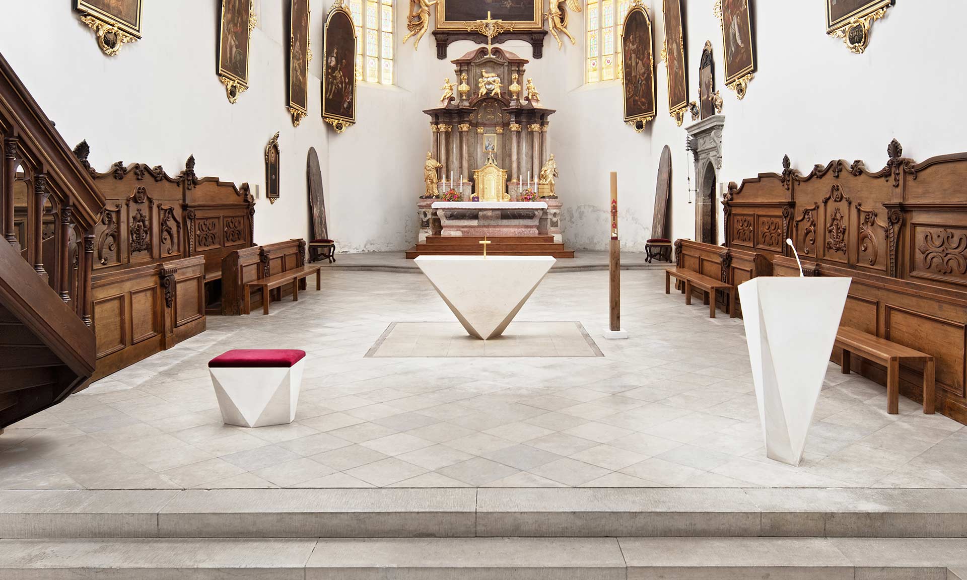Kostel Povýšení sv. Kříže v Litomyšli má nový minimalistický oltář vyrobený z pískovce
