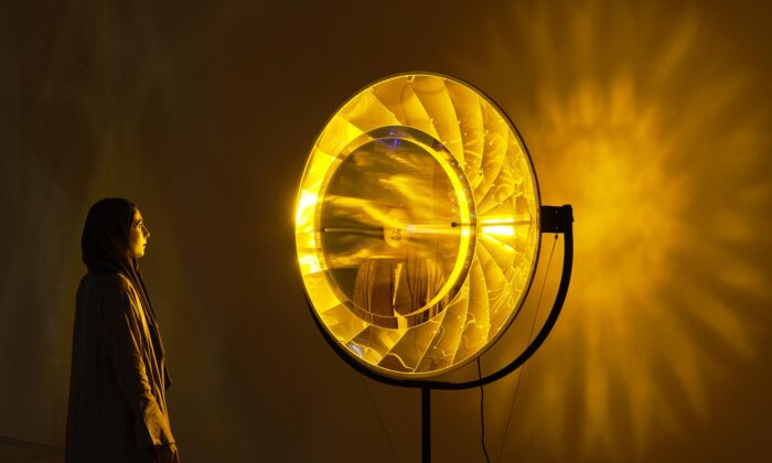 Olafur Eliasson vystavuje fascinující instalace hrající si se světlem a barvami