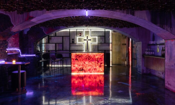 Vinný bar Kaple v Brně má bar jako oltář s křížem a strop zaplněný 9 000 plechovkami