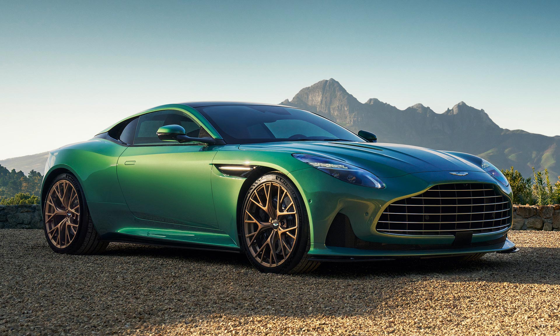 Aston Martin představil úchvatný sporťák DB12 označovaný jako první Super Tourer