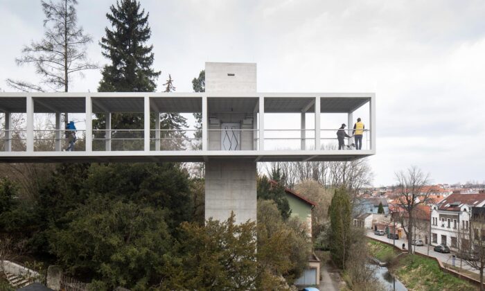 Litomyšl má jako přechod nad rušnou silnicí novou lávku s vyhlídkou na město