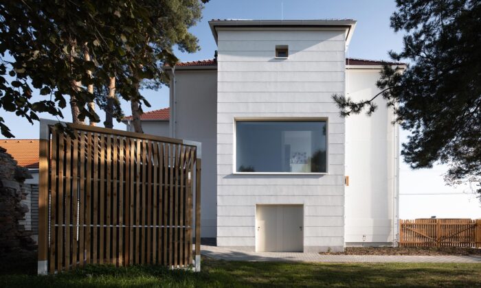 Mateřská škola Polánka má po rekonstrukci čistě bílou fasádu a interiér bez zářivých barev