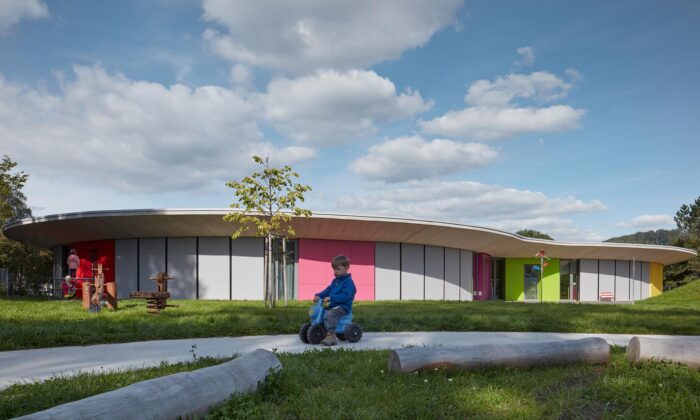 Semily mají novou mateřskou školu s organickými tvary a převislou střechou stínící interiér