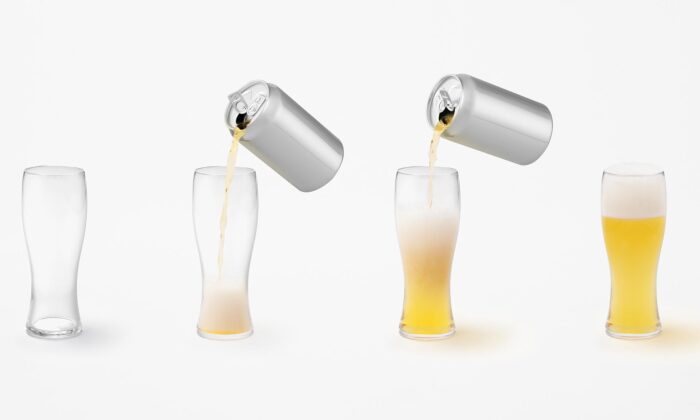 Nendo navrhlo speciální plechovku na pivo se dvěma typy otevírání pro bohatou pěnu