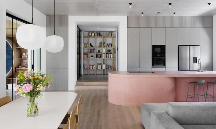 Rodinný dům s růžovým ostrůvkem se stal absolutním vítězem ceny Interiér roku za rok 2022