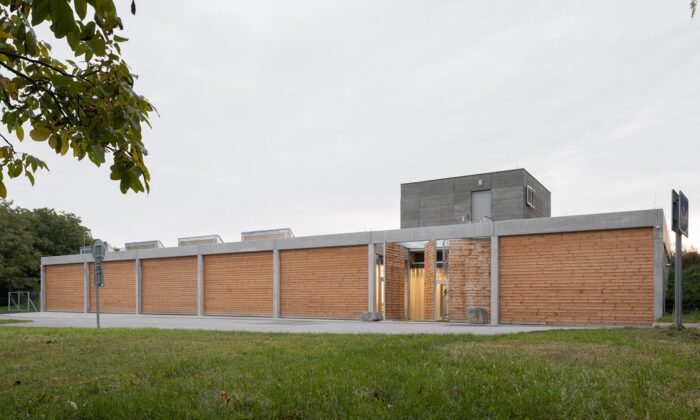 Základna technických služeb v Lysolajích má promyšlenou architekturu z betonu a dřeva