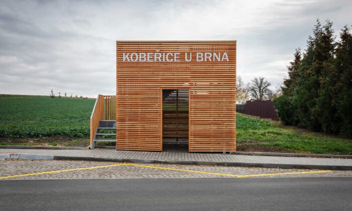 Zastávka v Kobeřicích u Brna má fasádu ze dřeva a na střeše vyhlídku do dalekého okolí