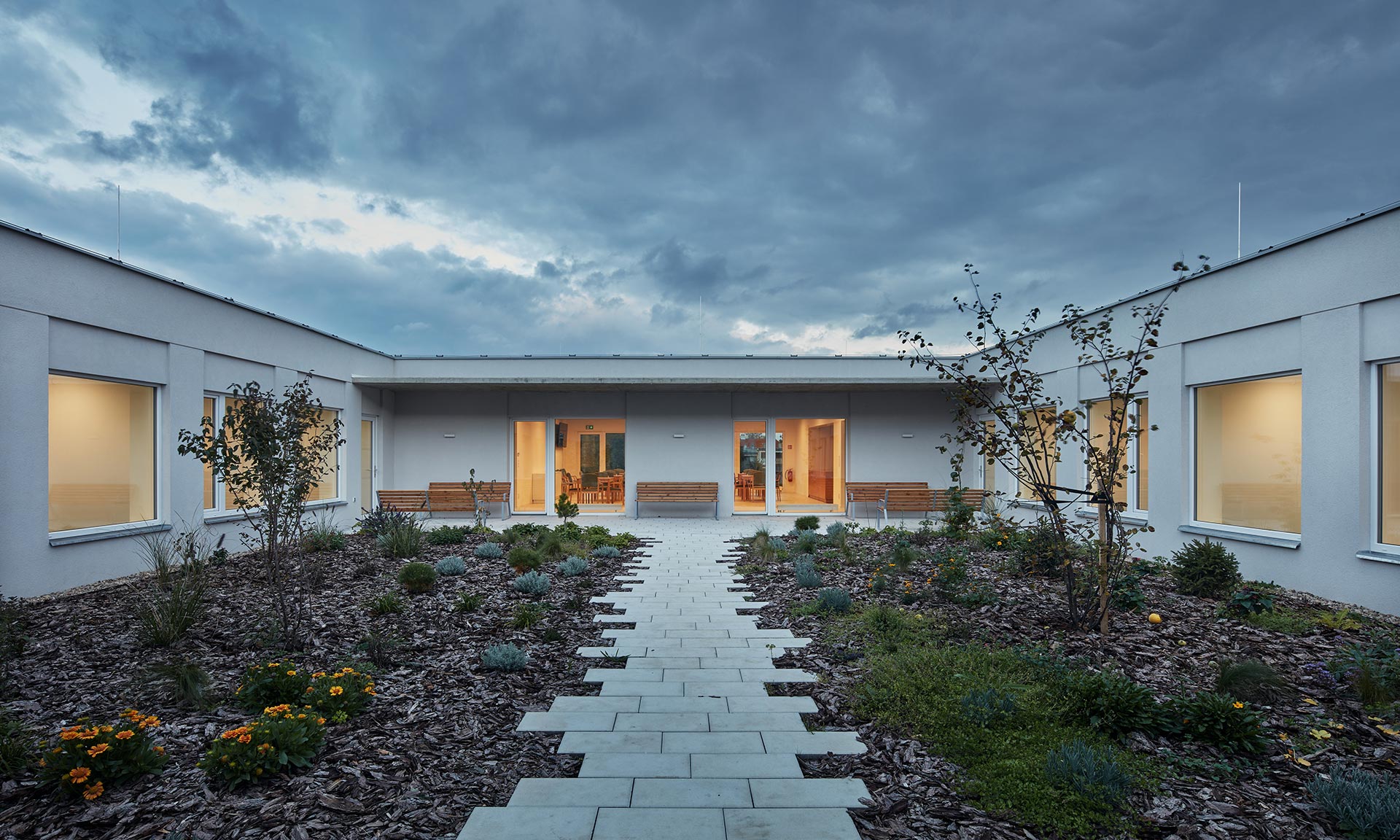 Dům pro seniory Křenovice má jednoduché tvary s plochou střechou a přiznané betonové stropy
