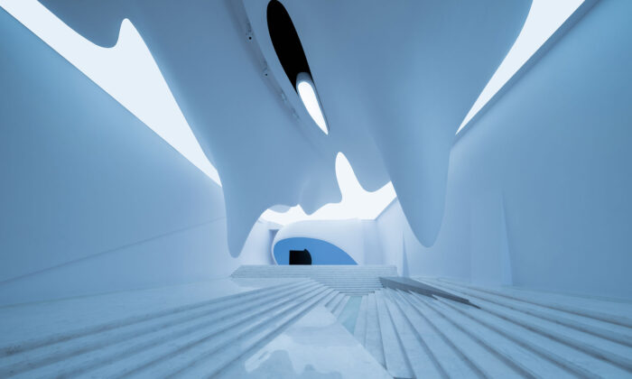 M2 Art Centre je multifunkční prostor pro umění s roztékajícím se stropem a měnícími se barvami