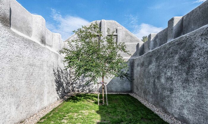 Památník tří odbojů v Lošanech mumifikuje původní rodný dům pokrytím stříkaným betonem