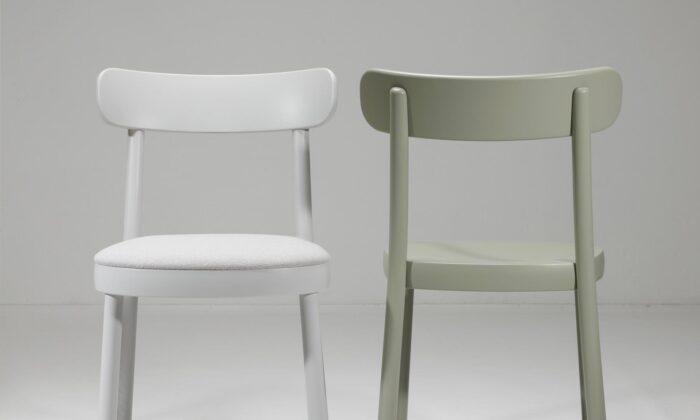Ton představil novou jednoduše tvarovanou židli La Zitta vyrobenou z ručně ohýbaného dřeva