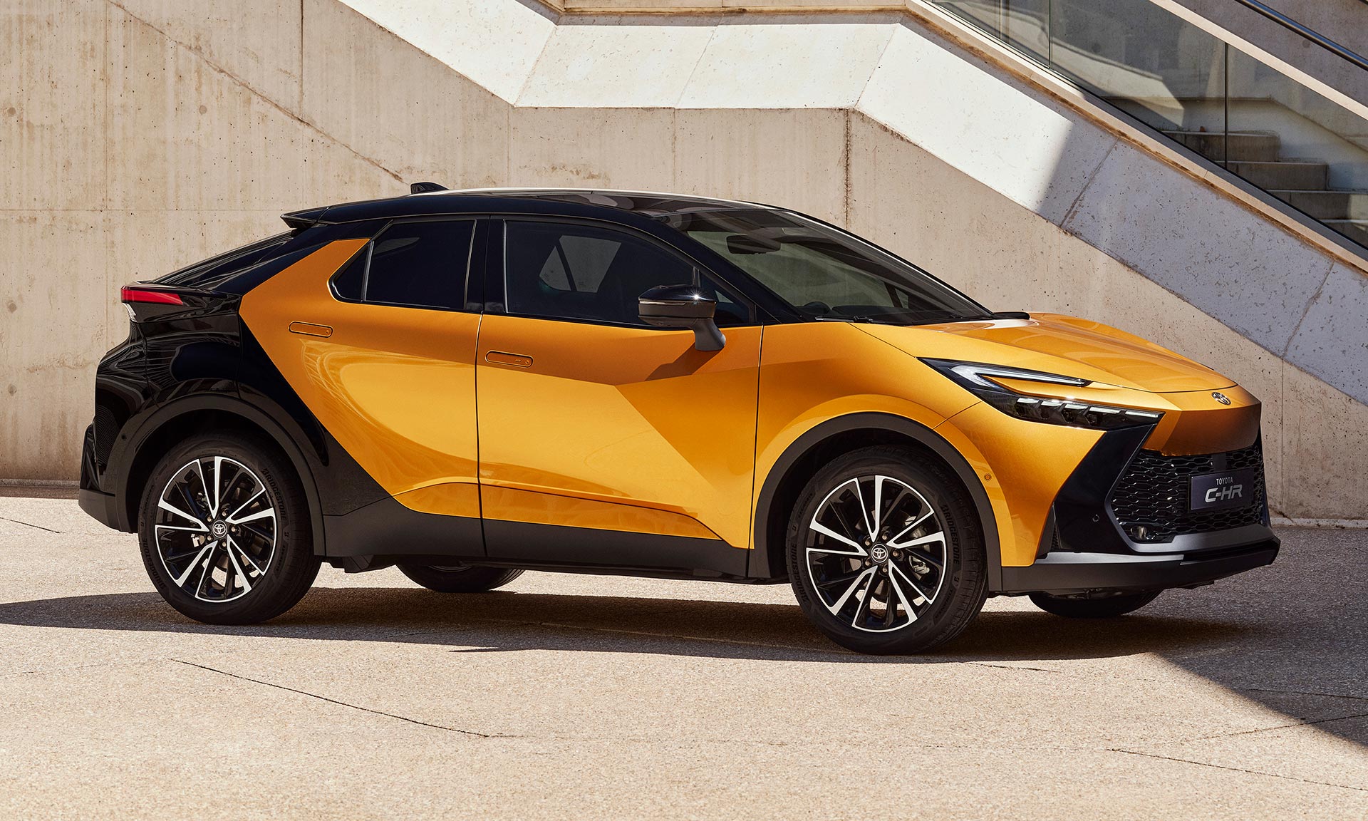 Toyota C-HR přichází s odvážným designem dvojbarevné karoserie a efektními zadními světlomety