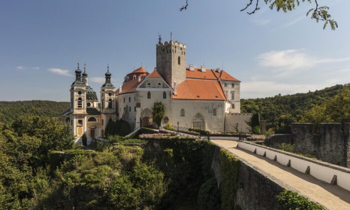 Zámek Vranov nad Dyjí má obnovenou středověkou strážní věž z počátku 14. století