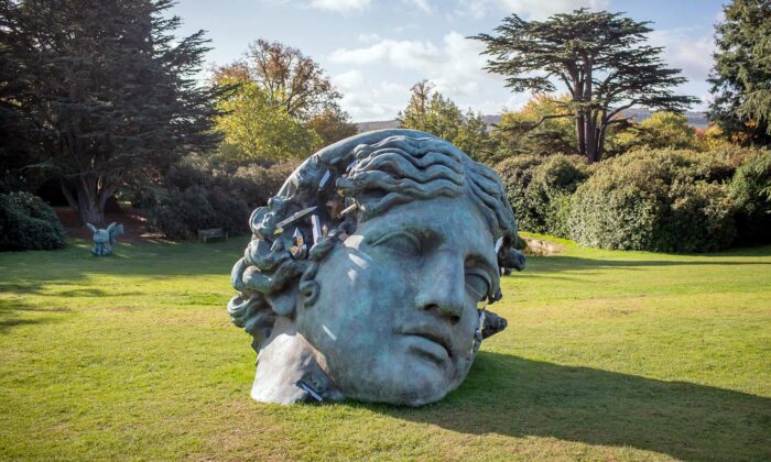 Daniel Arsham vystavuje v zahradách z 18. století až třímetrové sochy jako své Relikvie budoucnosti