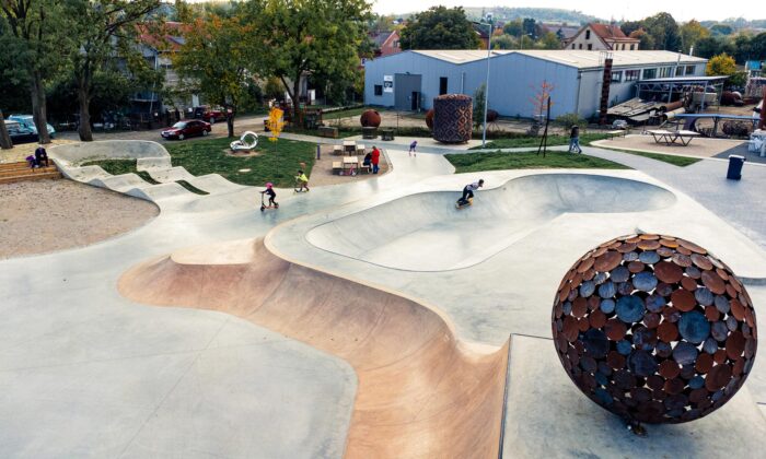 V pražské části Řeporyje vznikl multifunkční skatepark zdobený sochami od českých umělců