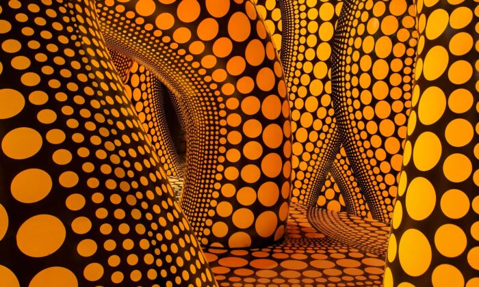 Yayoi Kusama otevřela výstavu přes 10 metrů vysokých soch a psychedelických instalací