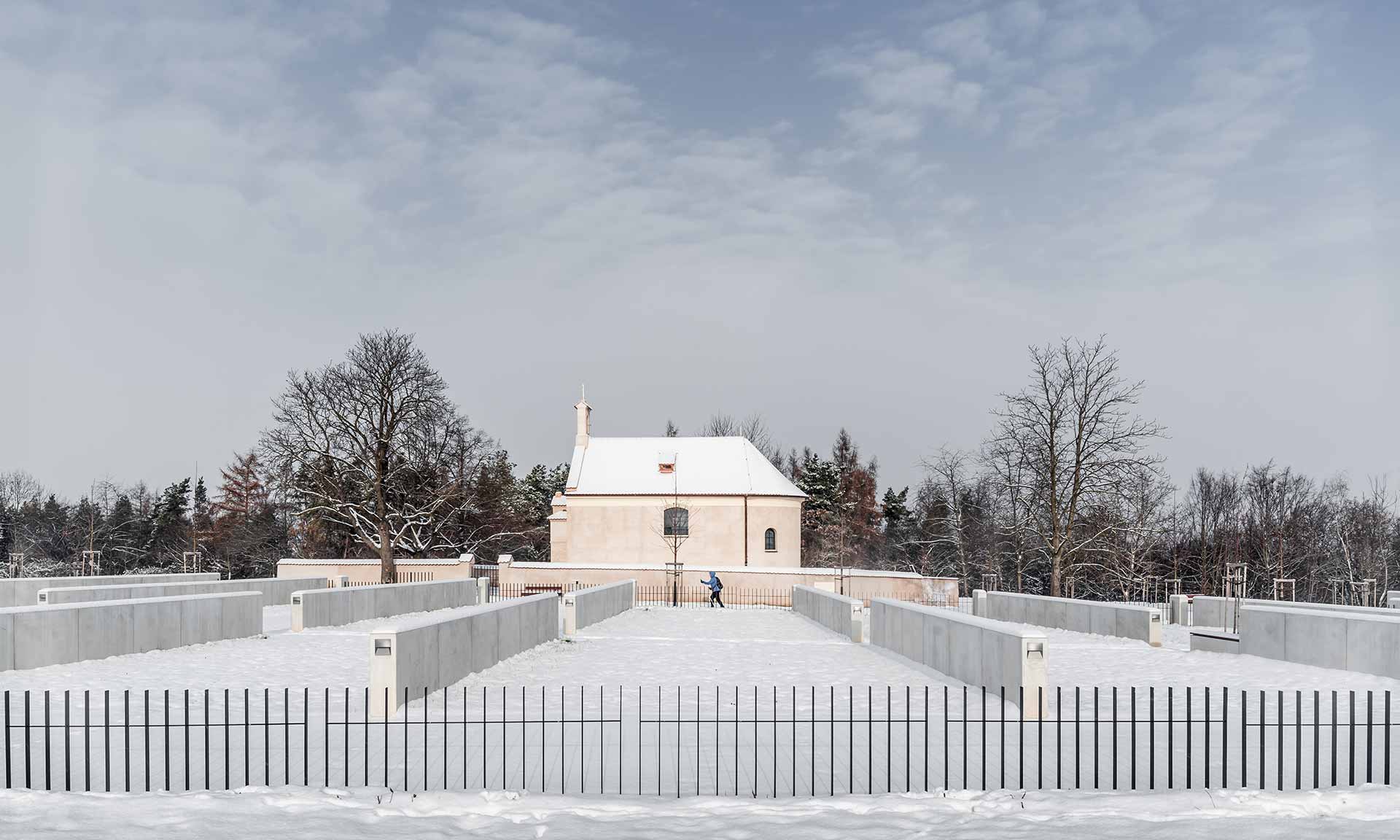 U kaple svatého Václava v pražském Suchdole vznikla zahrada s minimalistickým hřbitovem