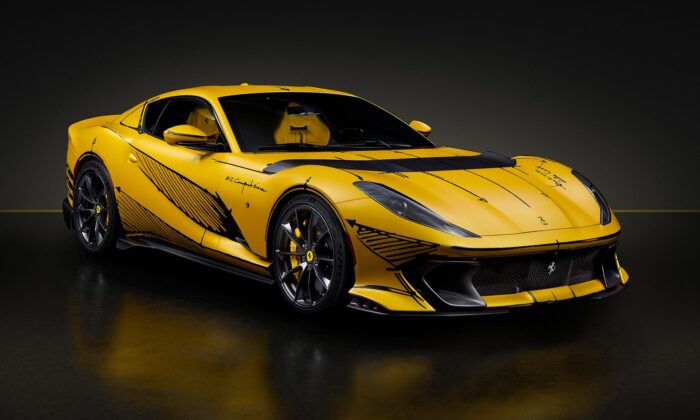 Ferrari vyrobilo pro charitativní účely žlutý a všude náčrty pokreslený sporťák 812 Competizione