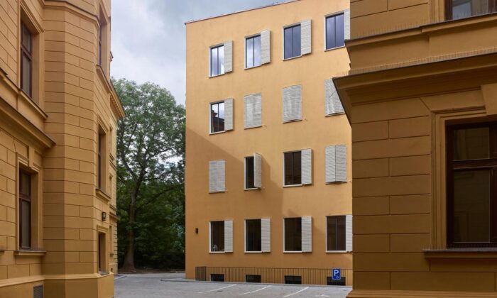 Filozofická fakulta Univerzity Hradec Králové prošla rekonstrukcí a má novou přístavbu s okenicemi