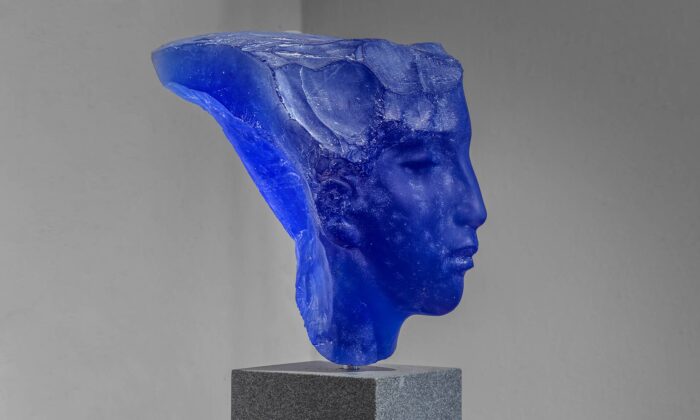 Švédský sochař Lars Widenfalk vystavuje v Praze fragmenty hlav z mramoru i taveného skla