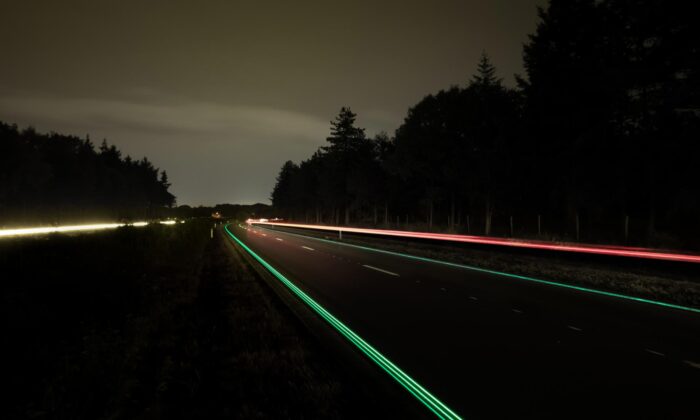 Smart Highway jsou chytré svítící nátěry na silnice svítící pro větší bezpečnost až osm hodin