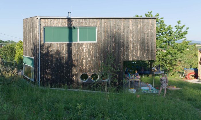 Česká vila Stela slouží čtyřčlenné rodině působí i díky kulatým oknům jako chata