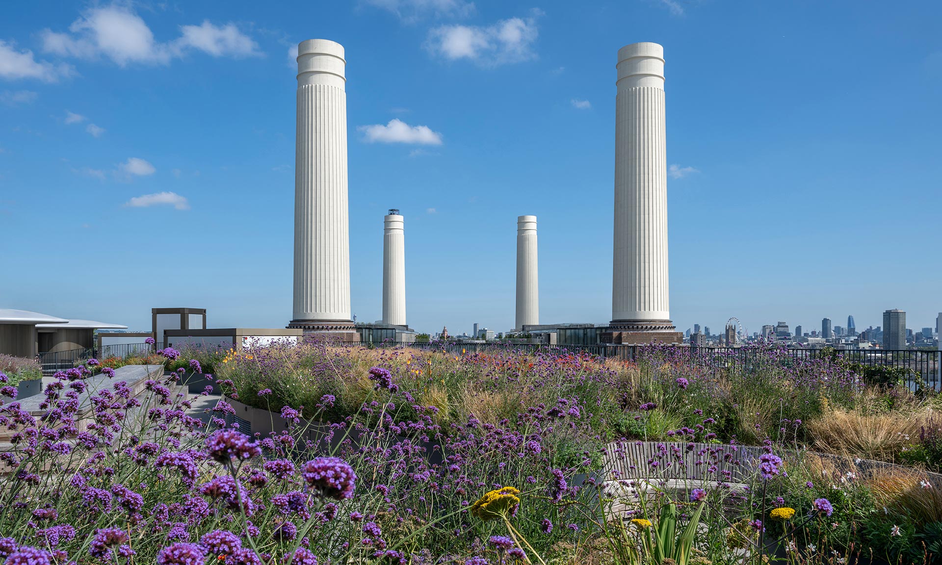 Ze střechy bývalé elektrárny Battersea se stala zelená zahrada s 23 000 rostlinami a 55 stromy
