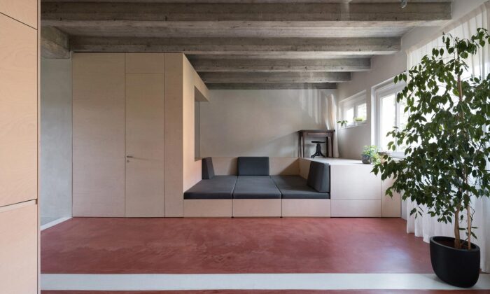 Architekt si rozšířil byt v Libni o sousední byt a odhalil původní konstrukce a materiály
