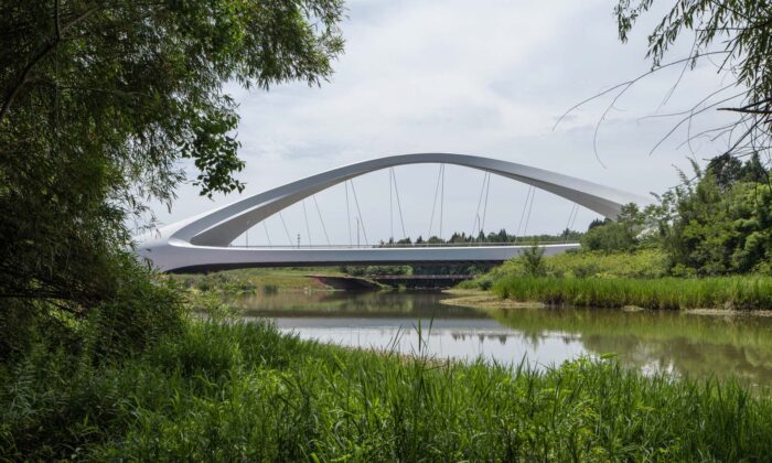 Zaha Hadid Architects postavili 295metrový most Jiangxi River Bridge nesený dvěma spojenými oblouky