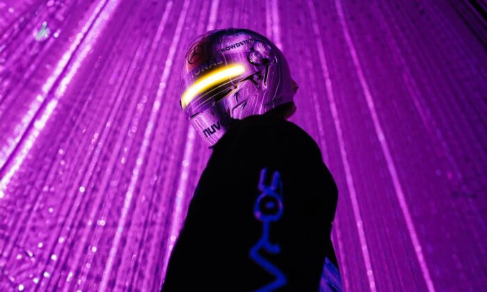 Automobilový závodník Lewis Hamilton má helmu od Hajime Sorayama ve stylu Daft Punk