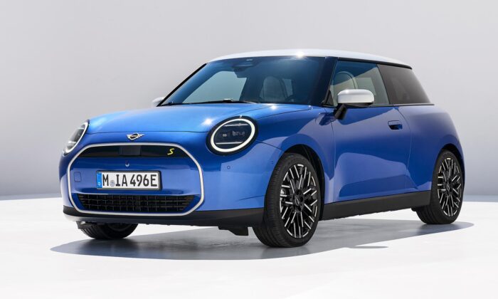 Mini Cooper přijíždí v páté generaci jako čistě elektrický a s výrazně zjednodušeným designem